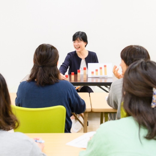 保護者向けに講座の説明を行う女性