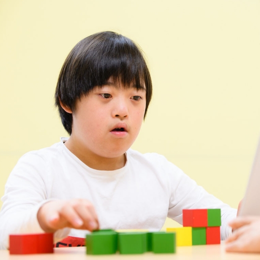 積み木遊びに集中する子どもの表情