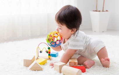 カラフルなおもちゃで遊ぶ赤ちゃん