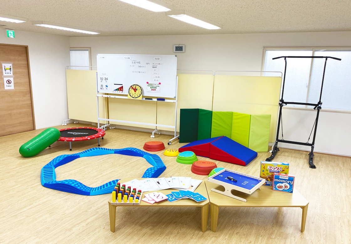 動器具や知育玩具が並ぶ明るい室内遊び場