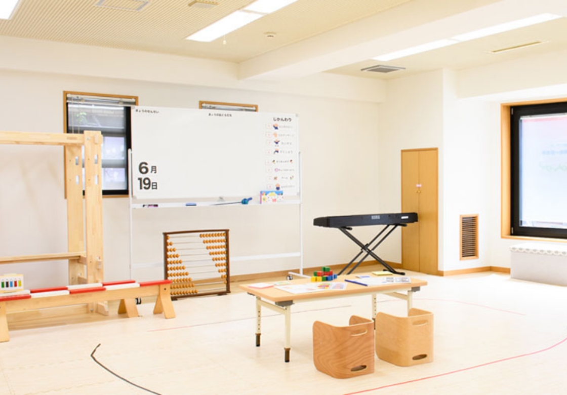 ホワイトボードやピアノがある学習用の子ども部屋