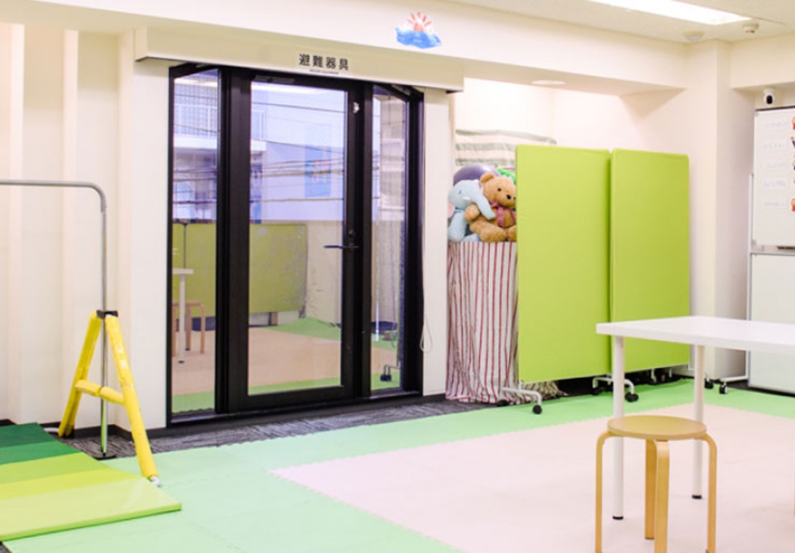 避難器具のある入口付近の子どもスペース
