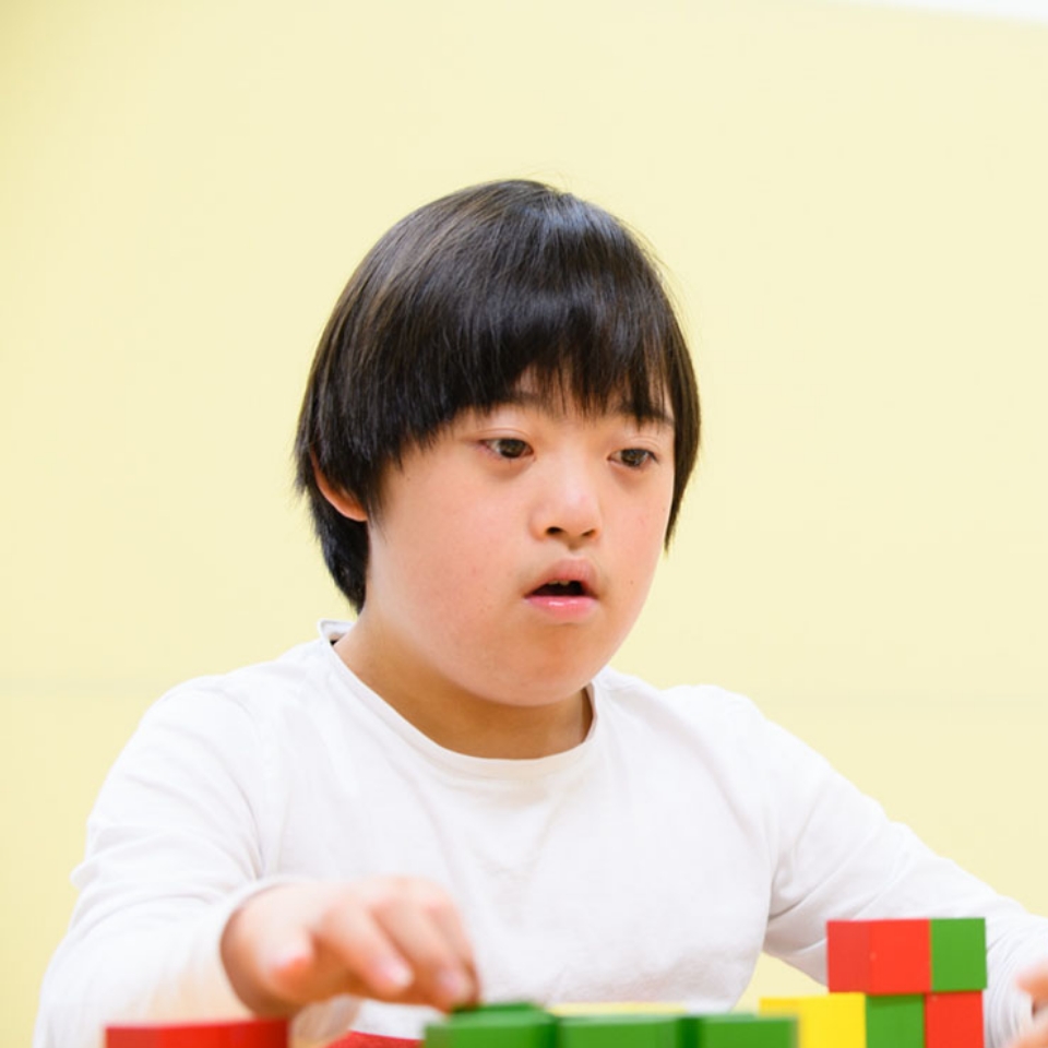 積み木遊びに集中する子どもの表情