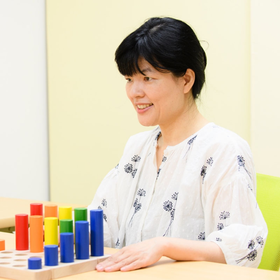 カラフルな棒を使って説明する女性講師