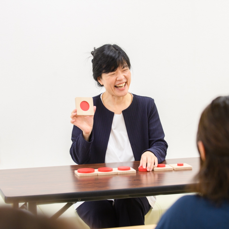 カードを使って説明する女性講師