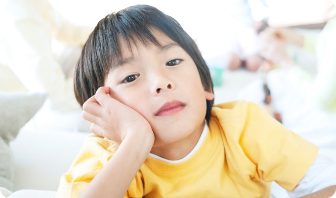 男の子が退屈そうにしている様子