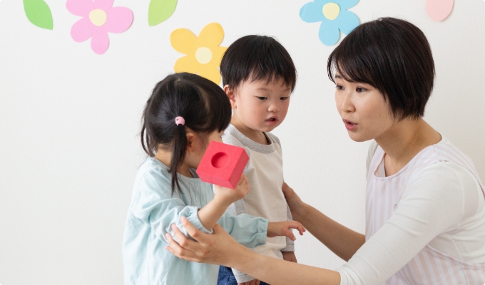 支援者が子どもと対話している様子