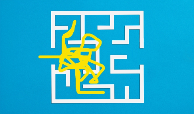 迷路の上に描かれた乱雑な黄色の線